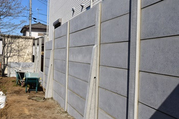 埼玉県日高市で万年塀工事してます