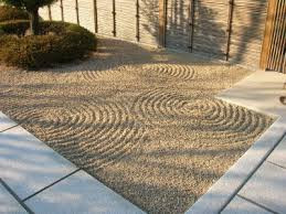禅寺の砂紋引きをしてきました〜。